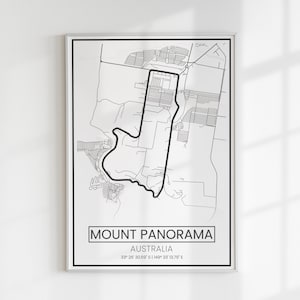 Puede incluir: Una impresión en blanco y negro de arte de línea de la pista de carreras de Mount Panorama en Australia. La impresión incluye el nombre de la pista, "Mount Panorama", y la ubicación, "Australia", junto con las coordenadas, "33° 29' 30.06" S 149° 33' 13.79" E".