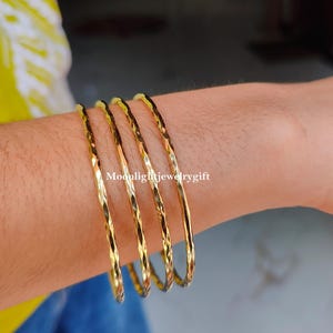 Conjunto de 4 brazaletes de latón martillado con corte de diamante, joyería minimalista con acabado dorado.