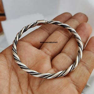 Armring i massivt 925 sterlingsilver, handgjort armband, tjockt tungt silverarmband, armband för kvinnor, vackert armband, present till henne, ///