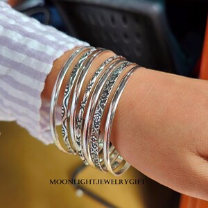 Set di 7 bracciali rigidi floreali in argento sterling realizzati a mano. immagine 2