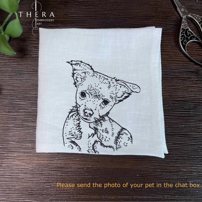 K&ouml;nnte beinhalten: Ein quadratisches wei&szlig;es Leinentuch mit einer detaillierten schwarzen Stickerei eines kleinen Hundes mit spitzen Ohren. Der Text "Please send the photo of your pet in the chat box" ist in Orange am unteren Bildrand aufgedruckt.