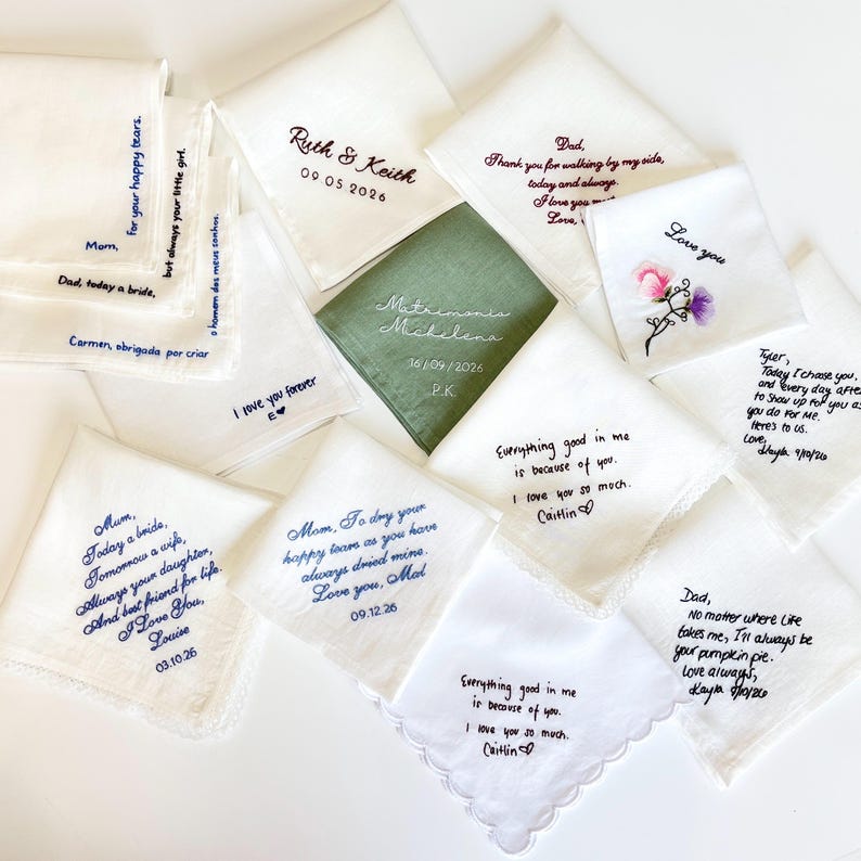 K&ouml;nnte beinhalten: Eine Sammlung quadratischer Stofftaschent&uuml;cher mit individueller Stickerei in verschiedenen Farben und Schriftarten. Die wei&szlig;en und salbeigr&uuml;nen T&uuml;cher zeigen pers&ouml;nliche Nachrichten, Namen und Daten, eines mit Blumenmuster und eines mit Spitzenbesatz.