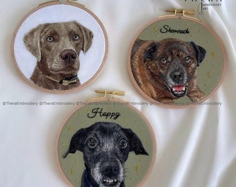Może przedstawiać: Trzy haftowane portrety psów w okrągłych drewnianych ramach. Ramy znajdują się na białym tle. Psy to srebrny labrador, brązowy terrier i czarny terrier. Ramy mają napisane na nich imiona "Happy", "Shamrock" i "Thera Embroidery Art".
