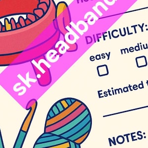 Könnte beinhalten: Nahaufnahme eines Stricklooms mit umwickeltem Garn. Das Bild zeigt auch eine Garnrolle und eine Häkelnadel. Der Text "sk.headbands" ist über das Bild gelegt. Der Text "MATERIALIEN BENÖTIGT" befindet sich oben im Bild. Der Text "SCHWIERIGKEIT" befindet sich unter dem Text "sk.headbands". Unter dem Text "SCHWIERIGKEIT" befinden sich zwei Kontrollkästchen mit den Bezeichnungen "leicht" und "mittel".