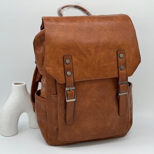 Mochila para portátil de cuero vegano color canela con puerto de carga USB, bolso grande y suave, correas ajustables, para vacaciones y escuela, con múltiples bolsillos