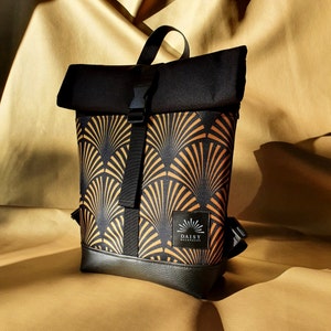 ArtDeco Rolltop Rucksack, wasserdichter Rucksack, Schwarz & Gold Muster, Urban Daypack, Veganer Leder Rucksack für Reise Geschenk für Frau