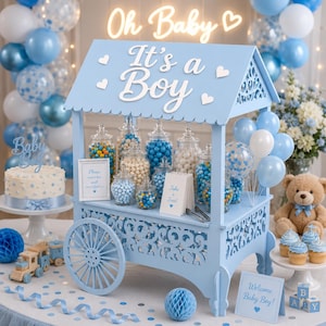Puede incluir: Un carrito de dulces de madera azul claro con el texto It's a Boy en el techo, lleno de frascos de vidrio con caramelos azules y blancos. El carrito incluye recortes decorativos, ruedas y pequeños letreros que dicen Take a treat y Please take a bag.