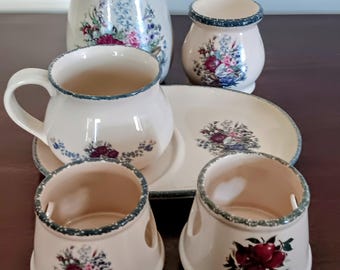 Colección Home & Garden Party con diseño floral en forma de corazón: adornos para pantallas de lámparas, calentadores de cera, jarrones, tazas y platos.