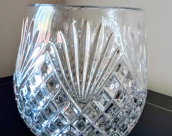 Jarrón vintage de vidrio prensado con diseño de rombos y decoración floral de vidrio transparente.
