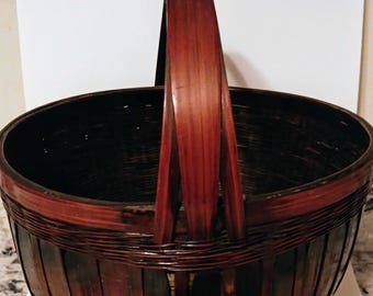Cesta vintage de bambú tejido – Rojo y marrón, estilo bohemio de los años 60 y 70.