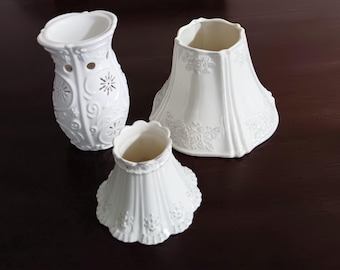 Calentador de cera Yankee Candle con pantalla, quemador de cerámica color marfil y detalles plateados.