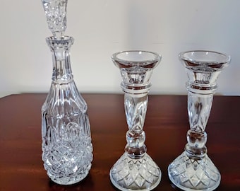 Juego de decantador y candelabro de cristal de plomo vintage con corte de diamante para una elegante decoración de bar.