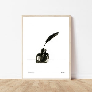 Peut inclure: Une peinture à l'aquarelle en noir et blanc d'une plume dans un petit encrier. La peinture est minimaliste et simple, avec un fond blanc.