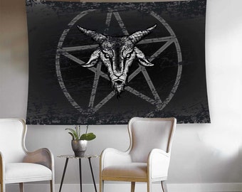 Può includere: Arazzo in bianco e nero con la testa di una capra all'interno di un pentagramma. Lo sfondo è nero usurato con un pentagramma bianco.