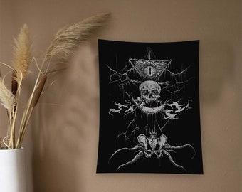 Può includere: Illustrazione in bianco e nero di uno scheletro con un occhio in un triangolo sopra, circondato da un disegno a forma di ragnatela. L'immagine è su uno sfondo nero.
