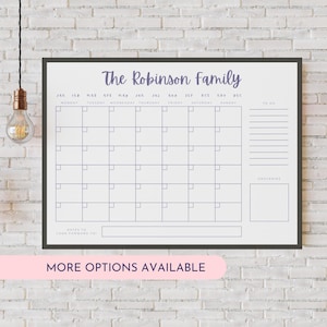 Könnte beinhalten: Ein druckbarer Kalender mit schwarzem Rahmen, betitelt "The Robinson Family". Der Kalender hat ein Raster für jeden Monat des Jahres, mit Platz zum Eintragen von Terminen und Ereignissen. Es gibt auch Abschnitte für "To Do" und "Einkäufe".