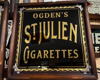 ビンテージ スタイルの Ogdens St Julien タバコ、裏面にペイント / 金箔のガラス サイン。