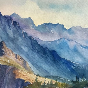 Op de afbeelding: Waterverf schilderij van een bergketen met blauwe en paarse tinten. De bergen zijn gelaagd en lijken in de verte te liggen. De lucht is lichtblauw en wit.