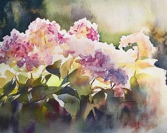 Puede incluir: Pintura acuarela de un grupo de flores rosas y moradas con hojas verdes. Las flores están desenfocadas y el fondo es un desenfoque de verde y amarillo.