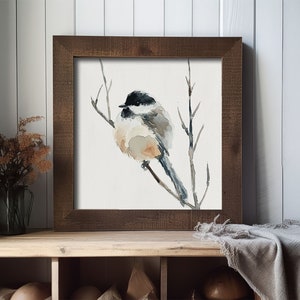 Peut inclure: Une peinture &agrave; l'aquarelle d'un petit oiseau perch&eacute; sur une branche. L'oiseau est brun, blanc et noir avec une longue queue. L'arri&egrave;re-plan est blanc.