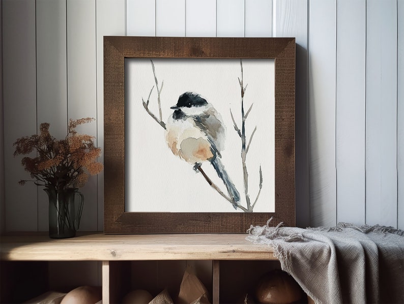 Peut inclure: Une peinture &agrave; l'aquarelle d'un petit oiseau perch&eacute; sur une branche. L'oiseau est brun, blanc et noir avec une longue queue. L'arri&egrave;re-plan est blanc.