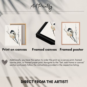 Peut inclure: Trois options d'impression diff&eacute;rentes pour une peinture &agrave; l'aquarelle d'un petit oiseau perch&eacute; sur une branche. L'oiseau est gris et blanc avec une t&ecirc;te noire. Les options sont l'impression sur toile, la toile encadr&eacute;e et l'affiche encadr&eacute;e.