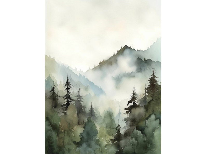 Pu&ograve; includere: Un dipinto ad acquerello di un paesaggio montano nebbioso con una foresta di alberi sempreverdi in primo piano. Il cielo &egrave; di un grigio tenue e le montagne sono di un verde e un blu tenui.