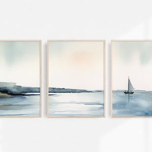 ミニマリストの海景水彩画プリント 3枚セット 大型沿岸壁アート 帆船絵画 ニュートラルブルー ベージュ 海岸線アートプリント