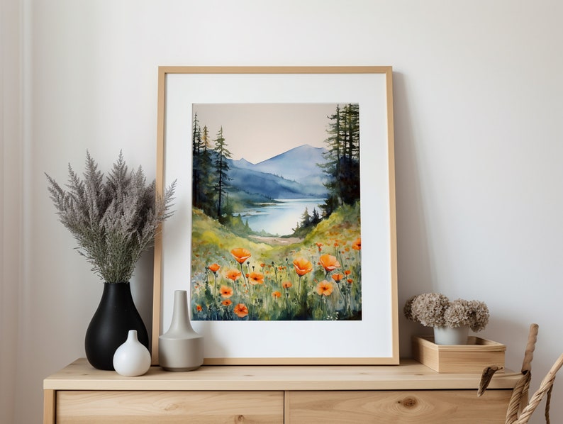 Puede incluir: Pintura acuarela de una escena de lago de monta&ntilde;a con un campo de amapolas naranjas en primer plano. El lago est&aacute; rodeado de &aacute;rboles y monta&ntilde;as.
