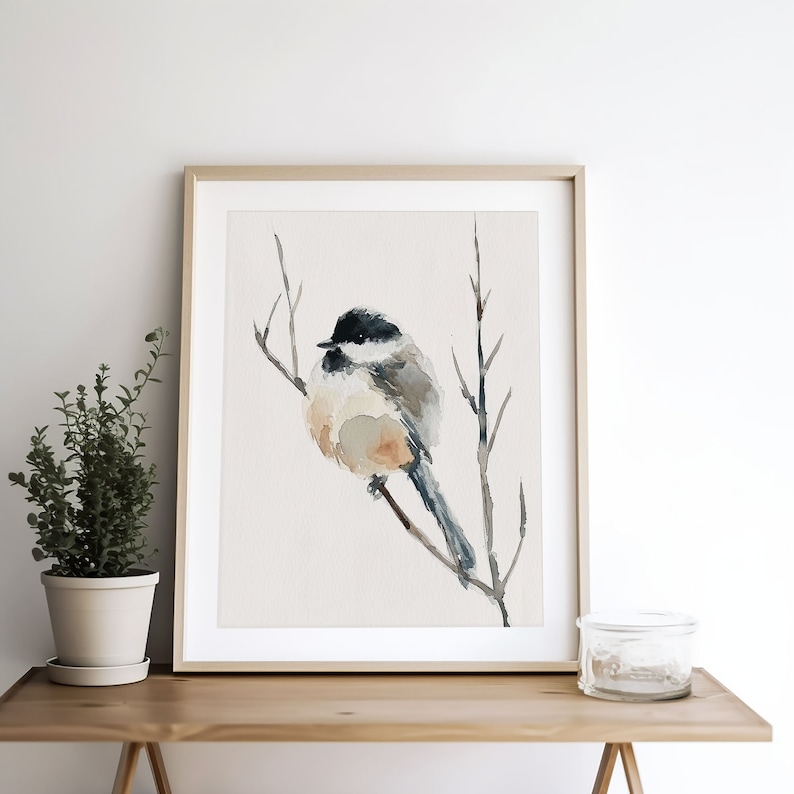 Peut inclure: Une peinture &agrave; l'aquarelle d'un petit oiseau perch&eacute; sur une branche. L'oiseau est brun, noir et blanc avec une longue queue. L'arri&egrave;re-plan est beige clair.