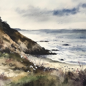 Könnte beinhalten: Ein Aquarellbild einer Küstenlandschaft mit einer felsigen Klippe, einem Sandstrand und einem blauen Meer mit weißen Wellen. Der Himmel ist bewölkt und grau.