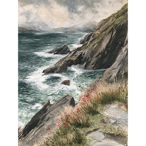 Puede incluir: Pintura a la acuarela de una costa escarpada. Acantilados de color gris oscuro se encuentran con el océano turquesa, con olas blancas rompiendo contra las rocas. El cielo está nublado y el primer plano presenta hierba y flores rojas.