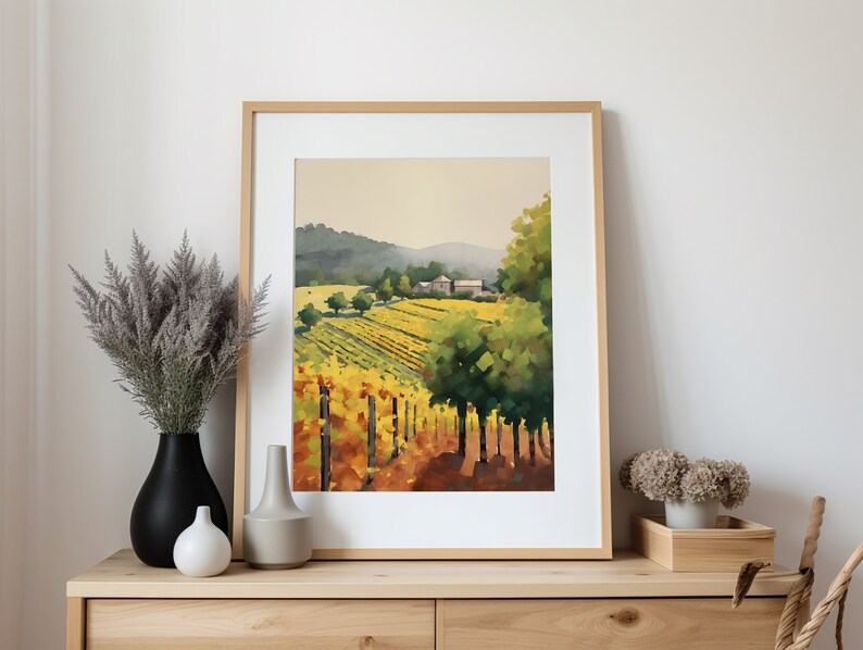 Puede incluir: Una pintura al agua enmarcada de un paisaje de vi&ntilde;edo con una granja en la distancia. La pintura presenta una hilera de vides en primer plano, con una ladera verde exuberante en el fondo. El cielo es de un azul suave con toques de rosa y naranja.