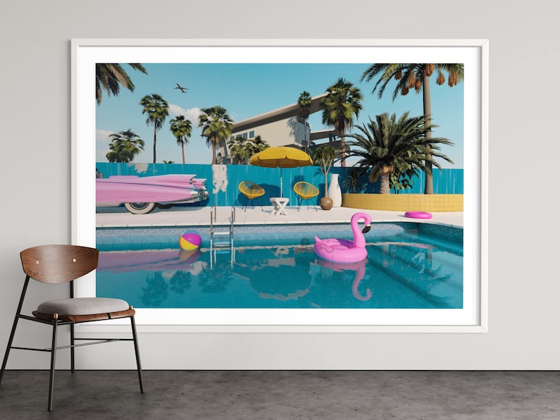 Pu&ograve; includere: Un'auto rosa d'epoca parcheggiata accanto a una piscina con un galleggiante a forma di fenicottero rosa, un ombrello giallo e palme sullo sfondo.