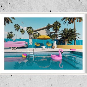 Pu&ograve; includere: Un'auto rosa d'epoca parcheggiata accanto a una piscina con un ombrello giallo, due sedie e un galleggiante rosa a forma di fenicottero. Sullo sfondo ci sono palme e un cielo blu.