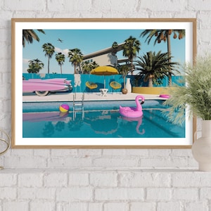 Pu&ograve; includere: Una stampa incorniciata di una casa moderna di met&agrave; secolo con una piscina. La piscina &egrave; blu e ha un galleggiante a forma di fenicottero rosa. C'&egrave; un'auto rosa parcheggiata accanto alla piscina.
