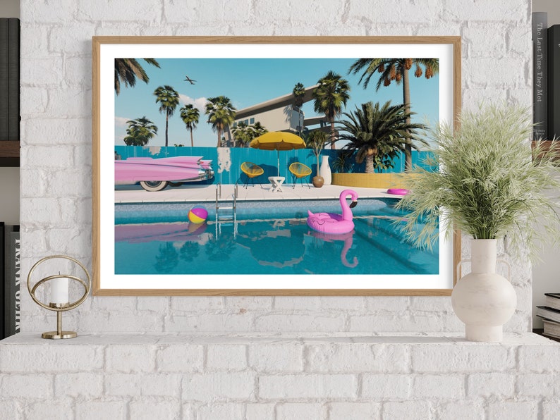 Pu&ograve; includere: Una stampa incorniciata di una casa moderna di met&agrave; secolo con una piscina. La piscina &egrave; blu e ha un galleggiante a forma di fenicottero rosa. C'&egrave; un'auto rosa parcheggiata accanto alla piscina.