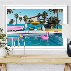 Pu&ograve; includere: Una stampa incorniciata di una scena di piscina in stile moderno di met&agrave; secolo con un galleggiante a forma di fenicottero rosa, palme e un'auto rosa. La stampa &egrave; su un tavolo di legno con un vaso di fiori, candele e una lampada.