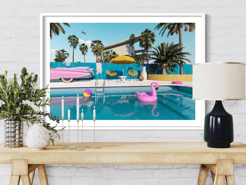 Pu&ograve; includere: Una stampa incorniciata di una scena di piscina in stile moderno di met&agrave; secolo con un galleggiante a forma di fenicottero rosa, palme e un'auto rosa. La stampa &egrave; su un tavolo di legno con un vaso di fiori, candele e una lampada.