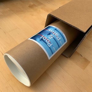 Pu&ograve; includere: Un tubo di cartone marrone con un tappo bianco, contenente un poster arrotolato. Il poster ha un design blu e bianco con il testo "Pool & Palm" e un indirizzo di sito web.