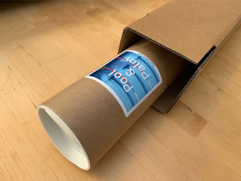Pu&ograve; includere: Un tubo di cartone marrone con un tappo bianco, contenente un poster arrotolato. Il poster ha un design blu e bianco con il testo "Pool & Palm" e un indirizzo di sito web.