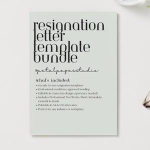 Könnte beinhalten: Ein Set aus drei Keramikbechern mit gesprenkelter, matter Oberfläche. Die Becher sind in Creme-, Hellgrau- und Dunkelgrautönen gehalten. Jeder Becher hat ein schlichtes, modernes Design und einen abgerundeten Henkel.