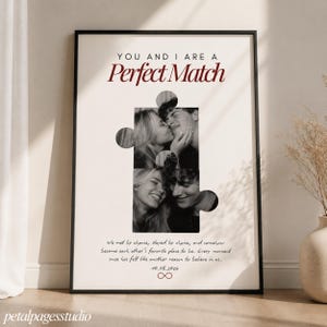 Può includere: Un poster verticale incorniciato con sfondo color crema che riporta il testo "YOU AND I ARE A Perfect Match" in nero e rosso scuro. Un grafico centrale a forma di pezzo di puzzle contiene due foto in bianco e nero di una coppia, con testo e la data 10.08.2024.