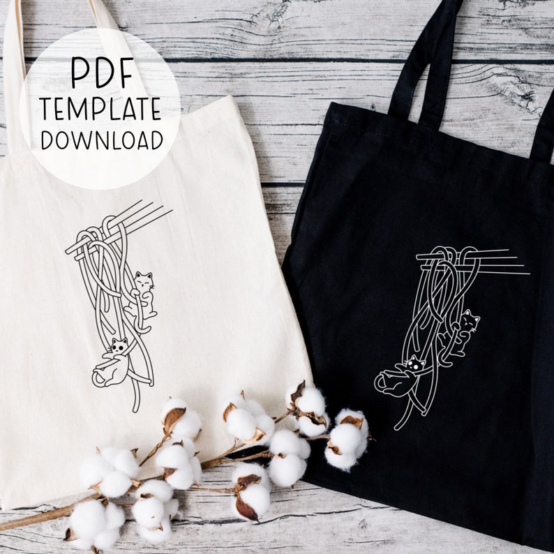 Puede incluir: Dos bolsas de tela, una blanca y otra negra, con un dise&ntilde;o de gatos colgando de palillos con fideos. El texto "PDF TEMPLATE DOWNLOAD" est&aacute; en la bolsa blanca.