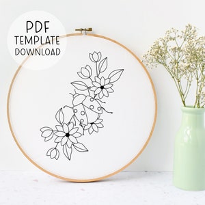Puede incluir: Patrón de bordado de línea en blanco y negro de una mariquita en un tallo de flor con hojas y flores.  Descarga de plantilla PDF.