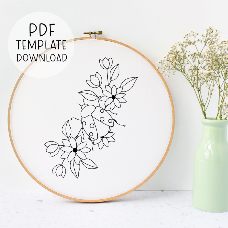 Op de afbeelding: Zwart-witte lijntekening borduurpatroon van een lieveheersbeestje op een bloemstelen met bladeren en bloemen.  PDF-sjabloon downloaden.