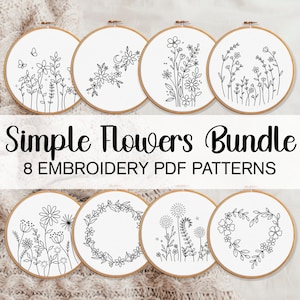 Può includere: Un set di 8 modelli di ricamo con disegni di fiori semplici. I modelli sono visualizzati in cerchi da ricamo su una superficie bianca e pelosa. Il testo "Simple Flowers Bundle 8 EMBROIDERY PDF PATTERNS" è visualizzato sotto i cerchi.