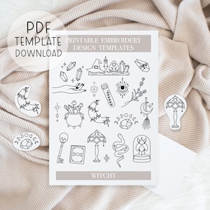 Puede incluir: Una plantilla de diseño de bordado imprimible con varias ilustraciones de temática bruja en blanco y negro. El diseño incluye imágenes de cristales, un sombrero de bruja, una botella de poción, una luna creciente y una lámpara. El texto en la plantilla dice "PDF TEMPLATE DOWNLOAD" y "WITCHY".