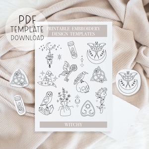Può includere: Modelli di ricamo stampabili a tema stregoneria. I disegni includono una luna crescente, un teschio, un cappello da strega, un uccello, una chiave, una bottiglia, una falena, una borsa, un cristallo, un fiore, un fungo, un pentagramma e un triskel.