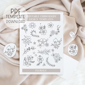 Op de afbeelding: Printbare borduurpatronen met een verscheidenheid aan bloemmotieven, waaronder bloemen, bladeren en ranken. De ontwerpen zijn zwart-wit en perfect om elk project een vleugje elegantie te geven.